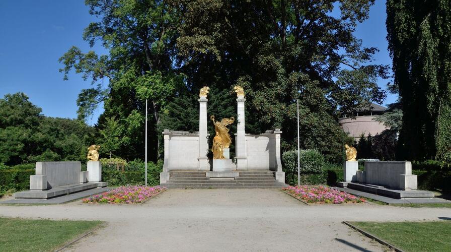 Square Omer Denis, monument en l’honneur des forestois morts pour la Patrie durant la Première Guerre mondiale (1922) (photo 2019).