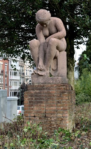Statue d'une jeune femme penchée, Maurice De Korte, 1955 (photo 2016).