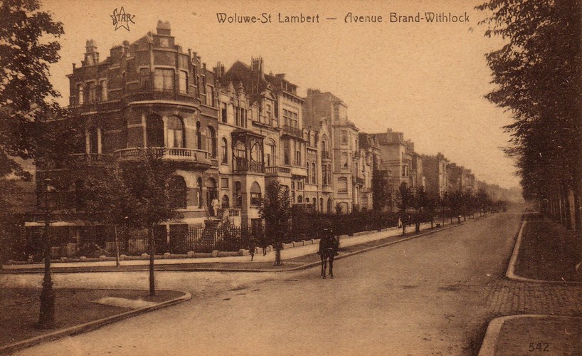 Vue du boulevard Brand Whitlock côté pair avec, à l’avant-plan, les nos 40 et 38, aujourd’hui remplacés par un immeuble à appartements (Musée communal de Woluwe-Saint-Lambert, collection de cartes postales Daniel Frankignoul).