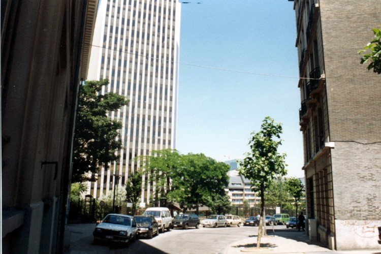 Kruidtuinstraat met links het IBM-gebouw (foto 1993-1995)