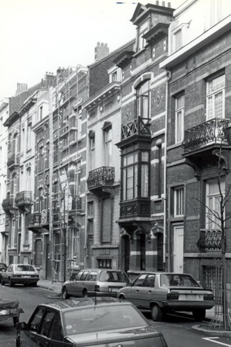 Rue des Deux-Tours, enfilade côté pair, entre la rue de la Ferme et la chaussée de Louvain (photo 1993-1995).