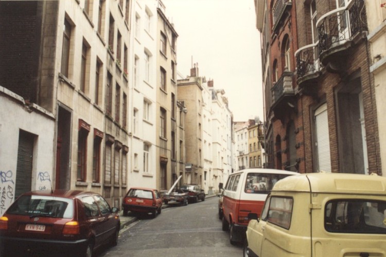 Aanbeeldstraat naar het kruispunt van Speerhaakstraat en Tweekerkenstraat (foto 1993-1995)