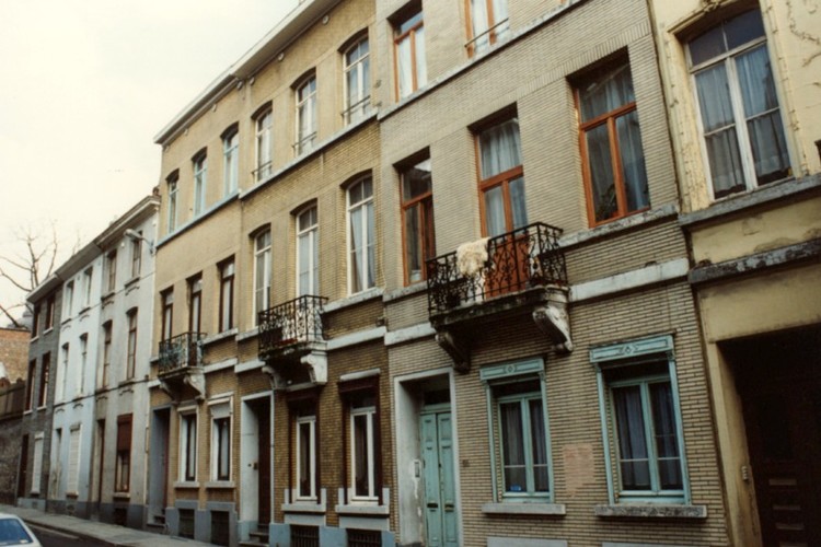 Rue de la Poste, enfilade côté pair en direction de la rue Rogier (photo 1993-1995)