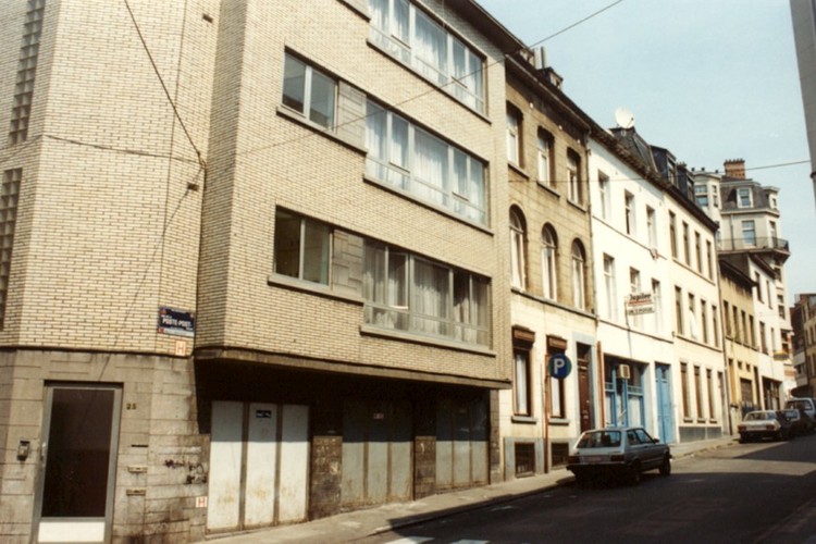 Poststraat, blouwblok gelegen tussen Godfried van Bouillonstraat en Sint-Franciscusstraat (foto 1993-1995).