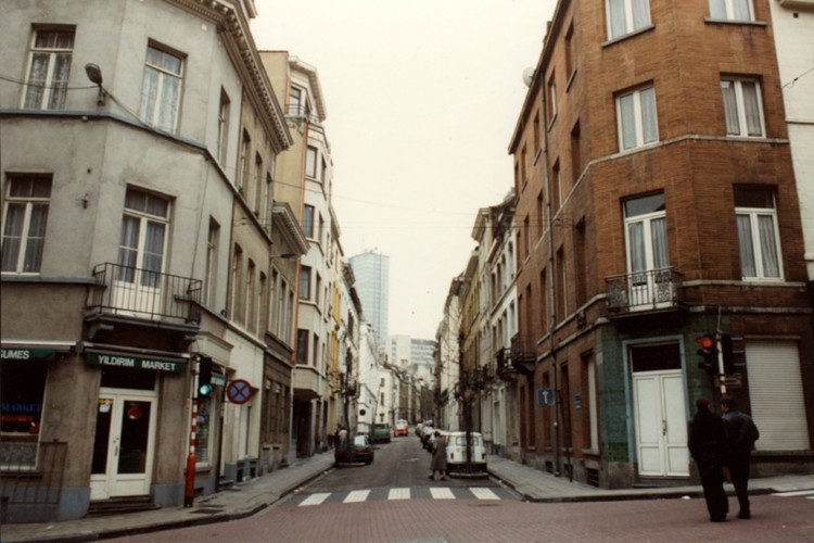 Warmoesstraat naar de de Bériotstraat (foto 1993-1995)