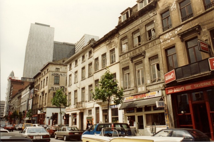 Rue du Progrès, côté impair, vue en direction de la place Rogier (photo 1993-1995)