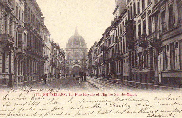 La rue Royale vers l'église Sainte-Marie, cachet de la poste de 1903 (Collection cartes postales Dexia Banque).