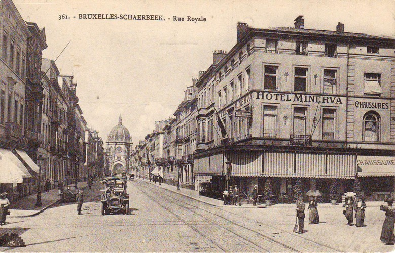 La rue Royale vers l'église Sainte-Marie, s.d. (Collection cartes postales Dexia Banque).