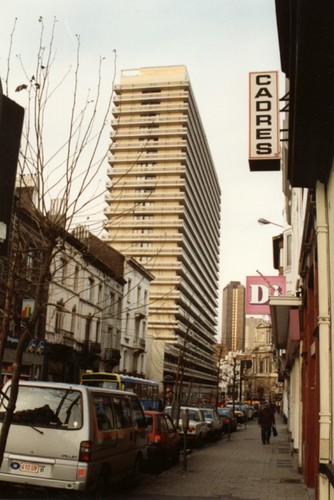 Rue Willems, vue vers la place Saint-Josse (photo 1993-1995).