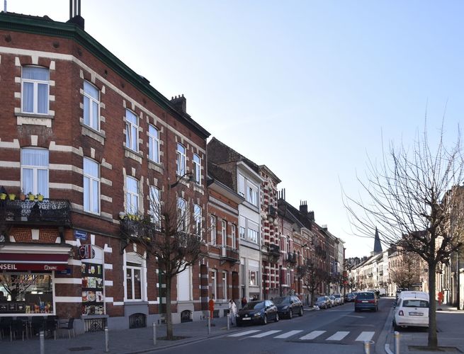 Georges Moreaustraat, pare zijde van het eerste straatgedeelte vanop het Raadplein, (© ARCHistory, 2019)