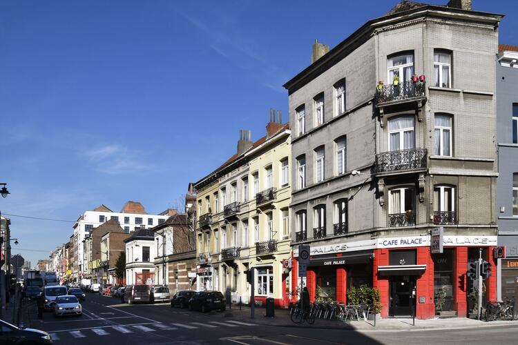 Rue Ropsy Chaudron, vue du côté impair depuis la chaussée de Mons, (© ARCHistory, 2019)