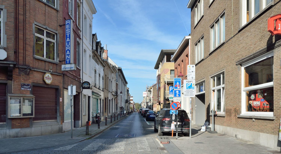 Le début de la rue de l’Église Saint-Pierre depuis la place Cardinal Mercier, 2023