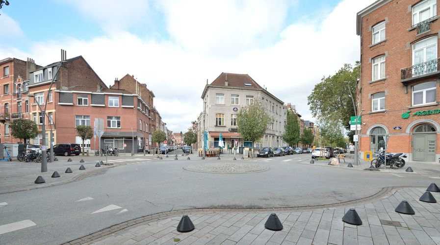Place Laneau, vue sur le café-brasserie Le Central, 2023