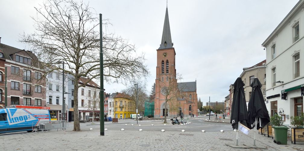 Algemeen zicht op het Kardinaal Mercierplein richting Sint-Pieterskerk, 2023