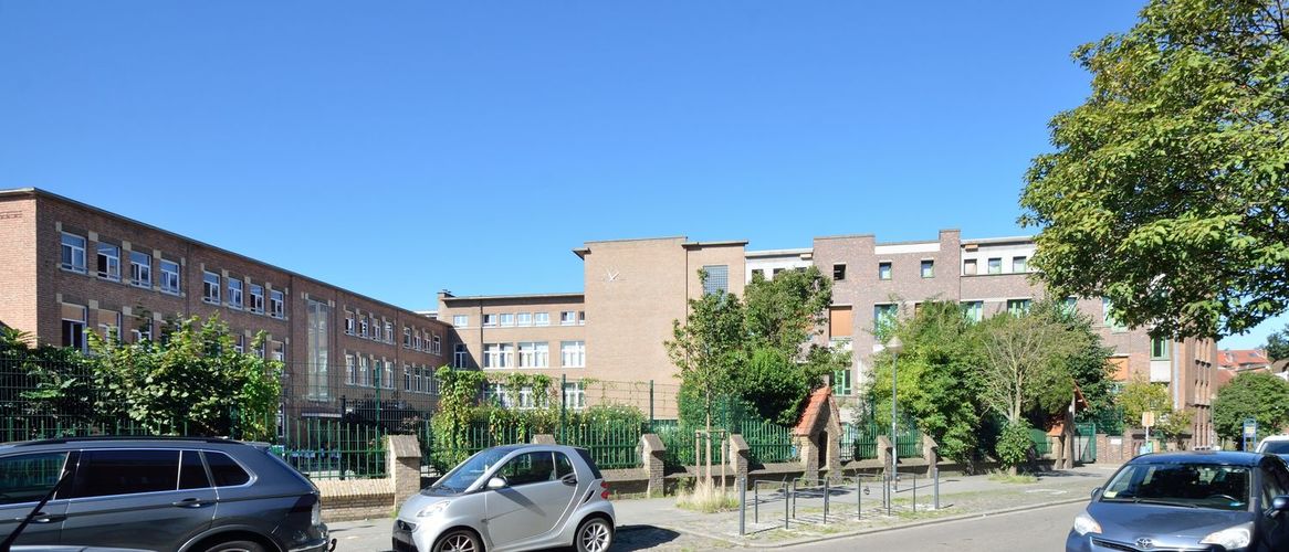Rue J.B. Verbeyst, vue d’ensemble sur le mur et les bâtiments du Collège Saint-Pierre, 2023