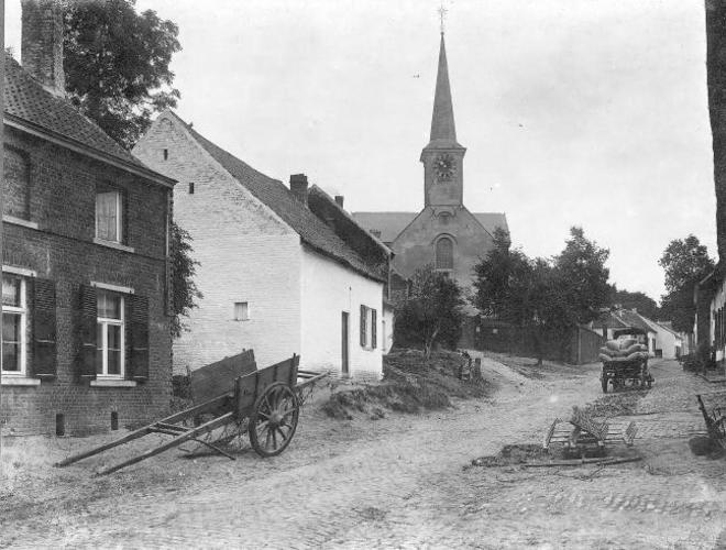 Kerkstraat in 1900 (© KIK-IRPA Brussel).