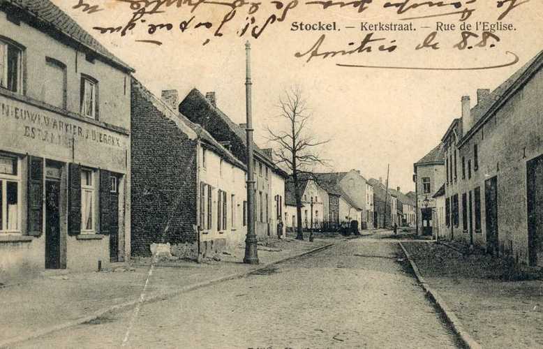 Kerkstraat, kruispunt met Langestraat. Op achtergrond Potaardestraat (gemeente Kraainem), poststempel van 1920, GASPW/DE (postkaart inv. 88).