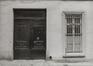 Rue aux Laines 3-5. Ensemble d'hôtels de maître néoclassiques. Ancien hôtel de Maldeghem, détail rez-de-chaussée, 1980