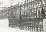 Regentschapsstraat 30, Koninklijk Muziekconservatorium, detail hek van de staatsieplein, 1980