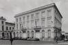 place Royale 1-2. Portiques et façades des immeubles bordant la place Royale. Portique de la rue du Musée ; Musée d'Art Moderne (Grande Garde, Hôtel de l'Europe), 1990