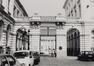 place Royale. Portiques et façades des immeubles bordant la place Royale. Portique de la rue du Musée, vue vers la rue du Musée, 1986