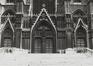 Parvis Sainte-Gudule. Cathédrale Saints-Michel-et-Gudule, façade principale, détail des trois portails, 1980