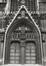 Parvis Sainte-Gudule. Cathédrale Saints-Michel-et-Gudule, façade principale, détail portail central, statues des Rois Mages ; statue d'Apôtres, 1981