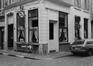 rue des Chapeliers 12, angle rue du Marché aux Fromages, détail rez, 1980