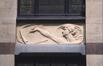Rue du Cardinal 46, relief de pierre présentant une allégorie de l’Architecture, Photo Ch. Bastin & J. Evrard © MRBC