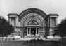 Façade principale du Pavillon de l’Antiquité, conçu par Gédéon Bordiau pour l’Exposition nationale de 1880 et aujourd’hui détruit, © IRPA-KIK Bruxelles, 1906