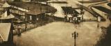 Détail d’une vue de l’Exposition nationale de 1880, montrant les premières grilles du parc, Album commémoratif de l’Exposition nationale, 1830-1880, AVB/FI