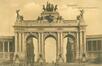 De triomfboog van het Jubelpark voor de verwijdering in 1910, van de beelden van de Faam en de Vier Deugden (Verzameling Dexia Bank, s.d.)