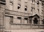 Rue des Confédérés 70, institut de la Retraite du Sacré-Cœur, vue de la cour avant et du porche d’entrée, à front de la rue Jenneval, avant la construction de la nouvelle aile scientifique, AVB/TP 80285 (1964)