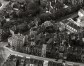 Vue aérienne de 1953 avec, à droite, le premier complexe scolaire de la rue des Éburons, photographie Polyfoto, © Bibliothèque royale de Belgique, Bruxelles, Cabinet des Estampes