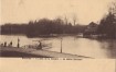 Vue ancienne du lac avec l’île Robinson et le départ du bac, détruits (Collection cartes postales Dexia Banque)