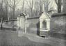 Rue Mellery, mur de clôture du Domaine royal avec portaiL de 1688 et chapelle, vers 1904, (A. COSYN, Laeken Ancien & Moderne, Imprimerie scientifique Charles Bulens, Bruxelles, 1904, p. 25)