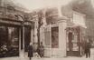 Parvis Notre-Dame 16, entrée de l’atelier Salu après 1912, (coll. Epitaaf, fonds Salu)