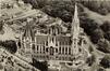 Vue aérienne de l’église Notre-Dame, (coll. Belfius Banque, s.d. © ARB – SPRB)