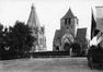 Ingang van het kerkhof en zicht op de oude kerk met afgebroken middenschip in 1892, (© KIK-IRPA Brussel)