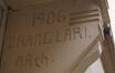 de Haernestraat 66, signatuur van de architect op de kraagsteen van de luifel, 1993