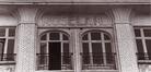 Ancien cinéma ALBERT HALL et salle de fêtes ROSELAND. Façade chaussée de Wavre, détail de la corniche saillante avec inscription en relief (photo 1