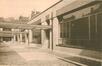 Rue Gray 126, école communale n° 14, enfilade des classes donnant sur la cour de sable,,  « Un jardin d’enfants à Ixelles. Architecte R. Poppe », Perspectives, 1938, p. 40.