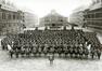 Grande légion mobile. En arrière plan, manège de l'ancienne école royale de gendarmerie d'Ixelles, 1927, Archives du Musée de la Police intégrée