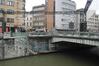 Quai des Charbonnages, pont de la Porte de Flandre, enjambant le canal assurant le liaison entre la chaussée de Gand et la rue Antoine Dansaert. Vue vers la chaussée de Gand, 2016