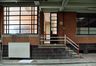 Ancien garage pour corbillards, avenue du Cimetière de Bruxelles 114-116-124, escalier à garde-corps tubulaire donnant accès aux bureaux. Châssis en acier des baies intérieures similaires à ceux des fenêtres extérieures