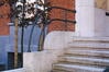 Avenue Père Damien 66, muret de pierre blanche avec rampe en tube d’acier bordant l’escalier extérieur, 2003