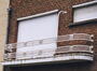 Nestor Plissartlaan 88, afgerond balkon met buisstalen borstwering en mast, 2003