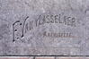 Louis Titecastraat 9, signatuur van architect op sokkel, 2002