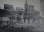 Hoogte Honderdplein met zicht op de hoofdingang van het domein Alexandre Bertrand, vooraan engelse soldaten, 1918, Parochiearchief Sint-Augustinus Vorst