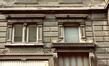 Rue de Liedekerke 103-105, fenêtres en dessus de porte (photo 1993-1995)